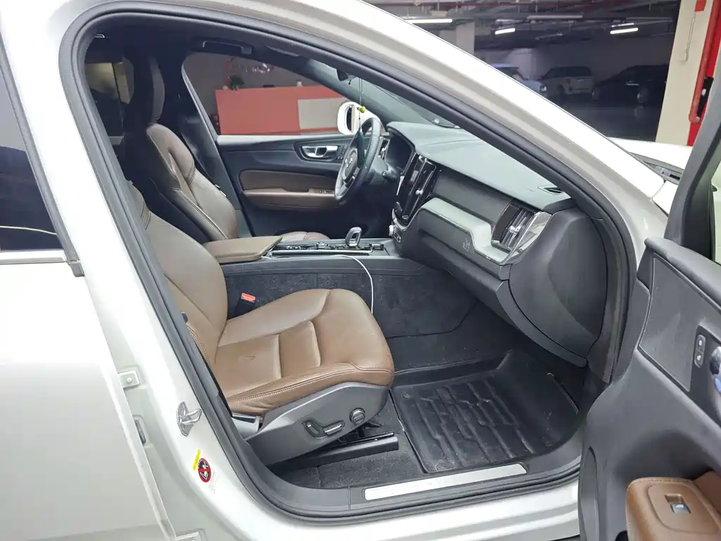 Volvo XC60 — фото 14