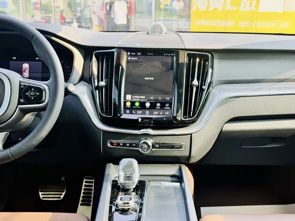 Volvo XC60 — фото 14