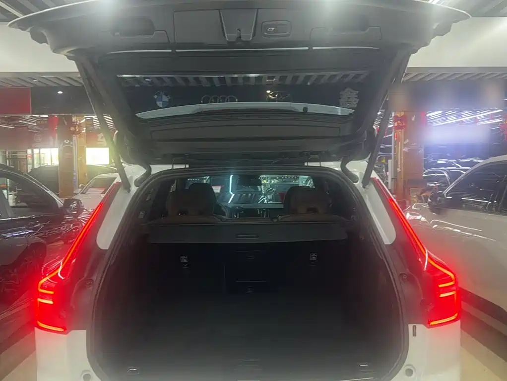 Volvo XC60 — фото 10