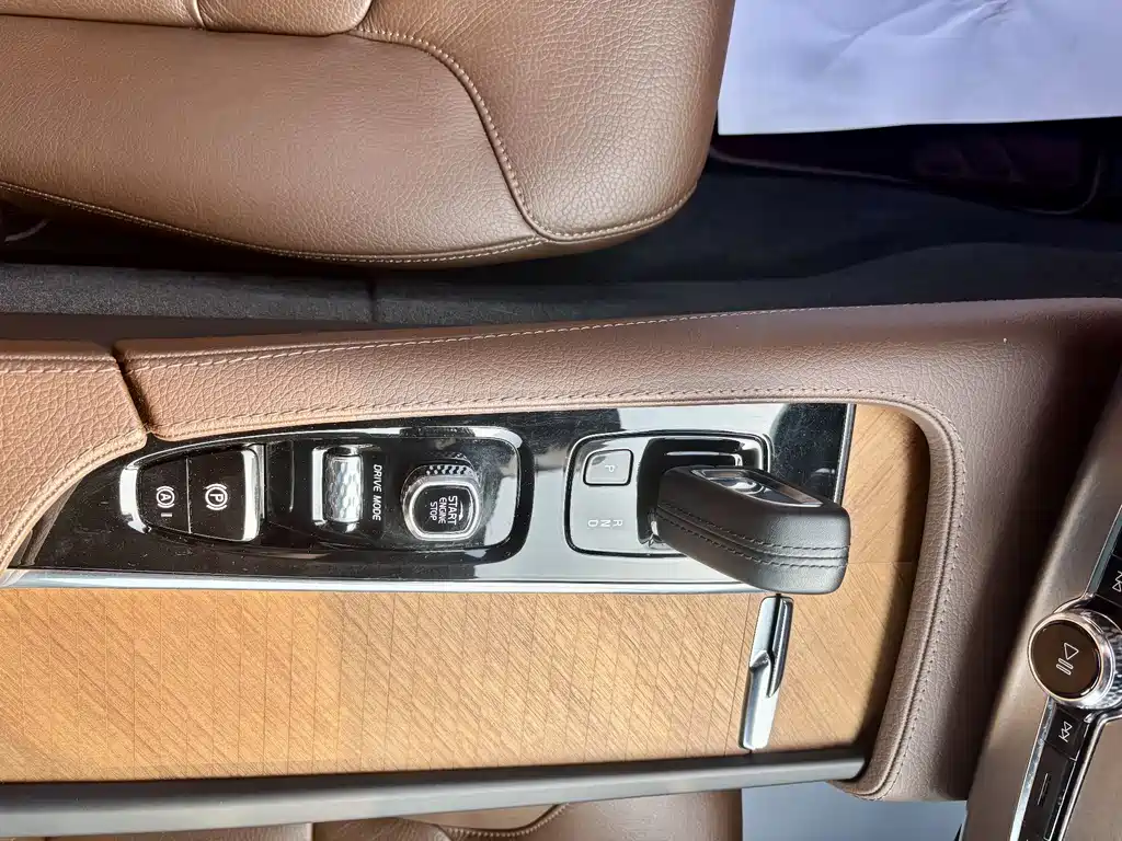 Volvo XC90 — фото 9