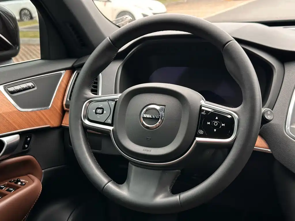 Volvo XC90 — фото 10