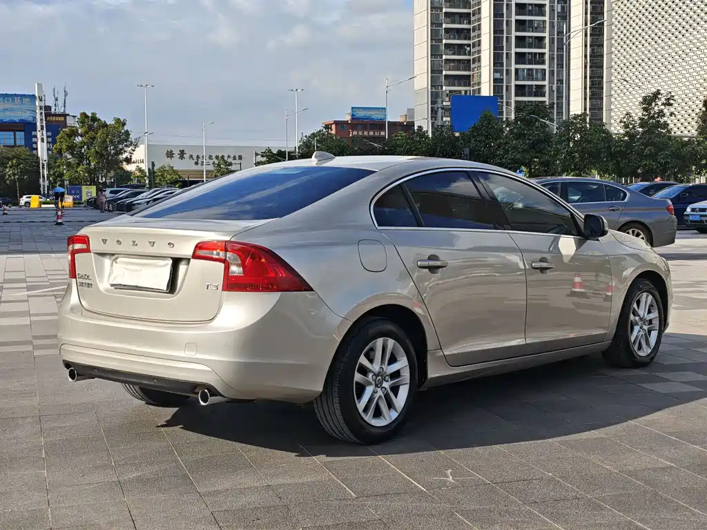 Volvo S60 — фото 4