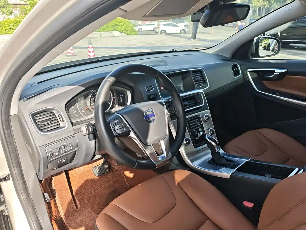 Volvo S60 — фото 10
