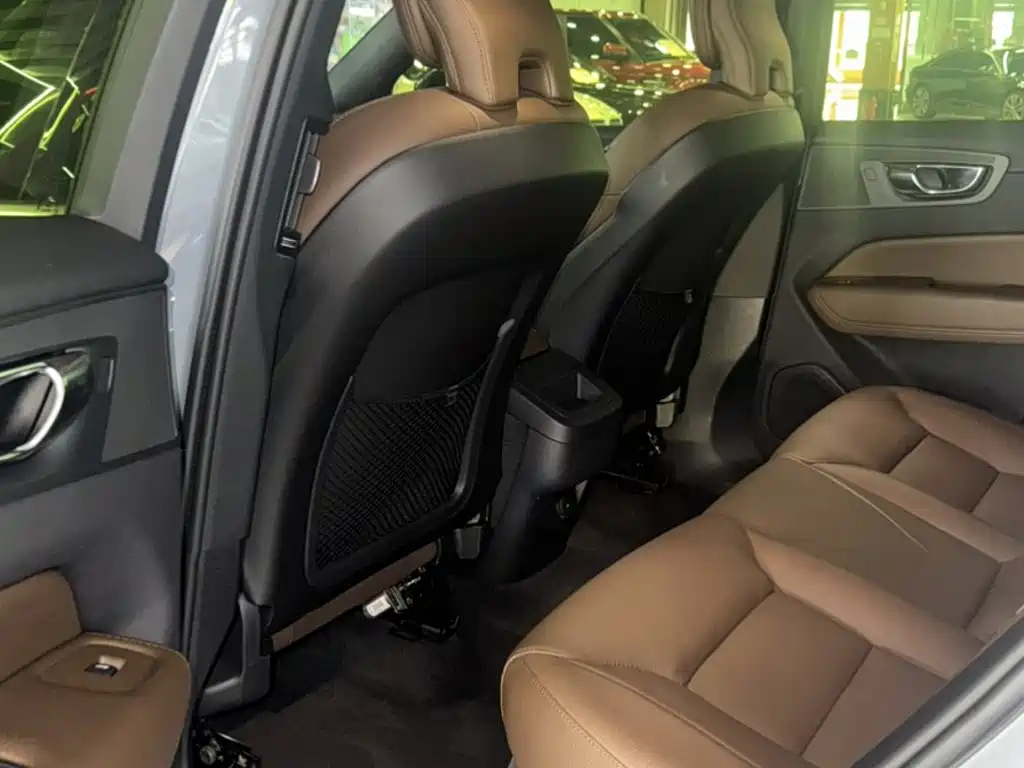 Volvo XC60 — фото 11