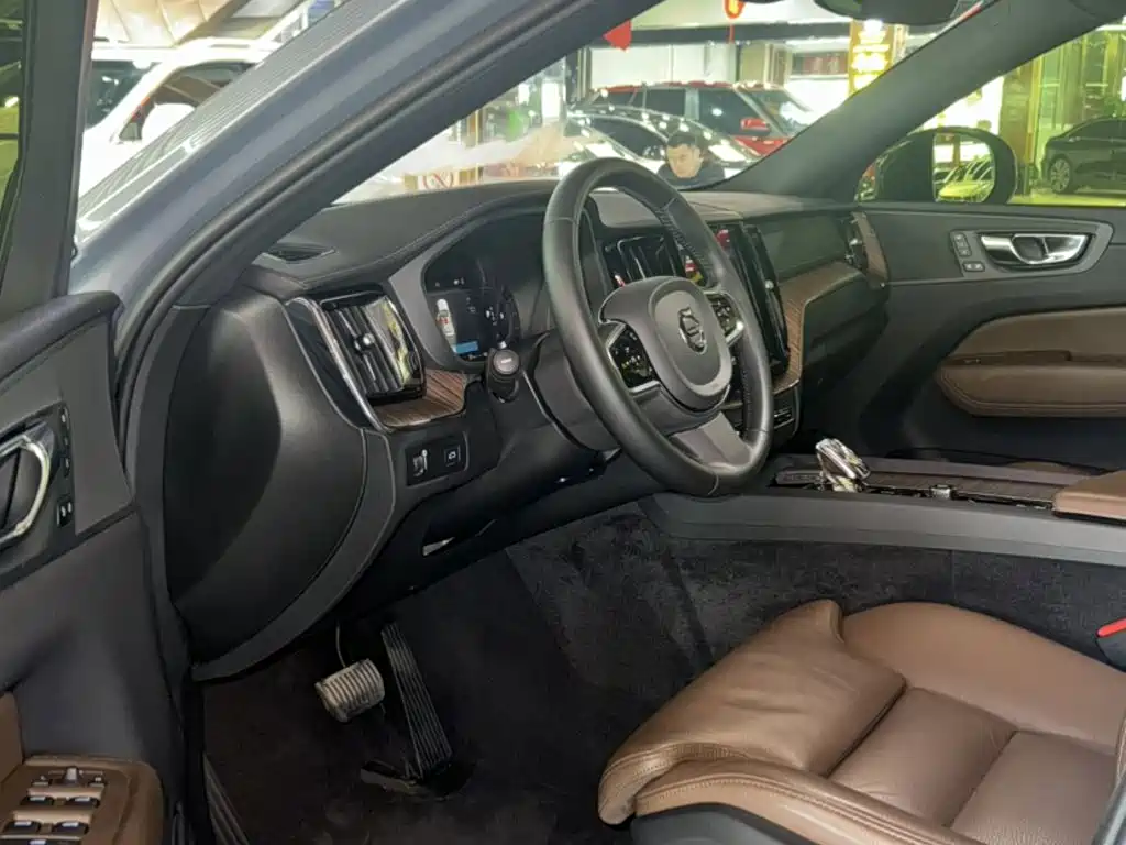 Volvo XC60 — фото 10