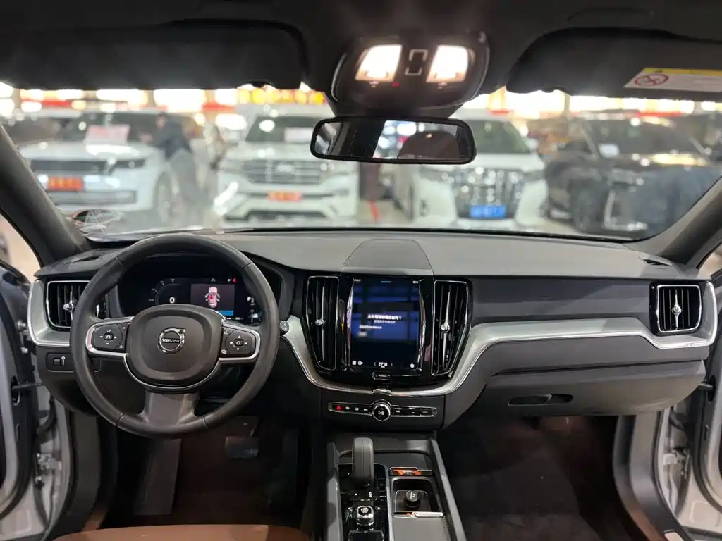 Volvo XC60 — фото 7