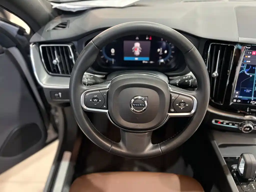 Volvo XC60 — фото 9