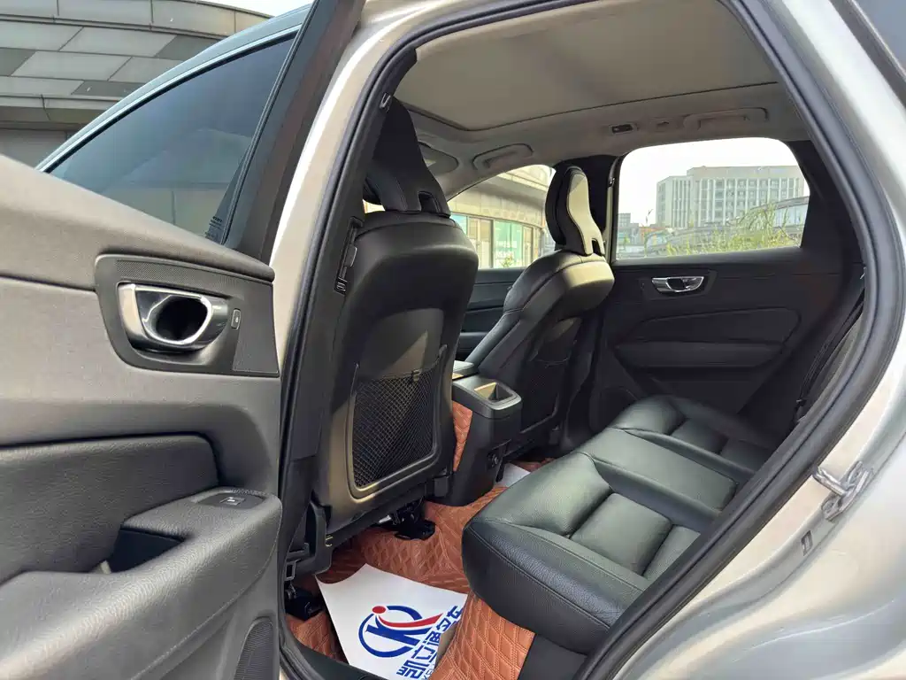 Volvo XC60 — фото 11