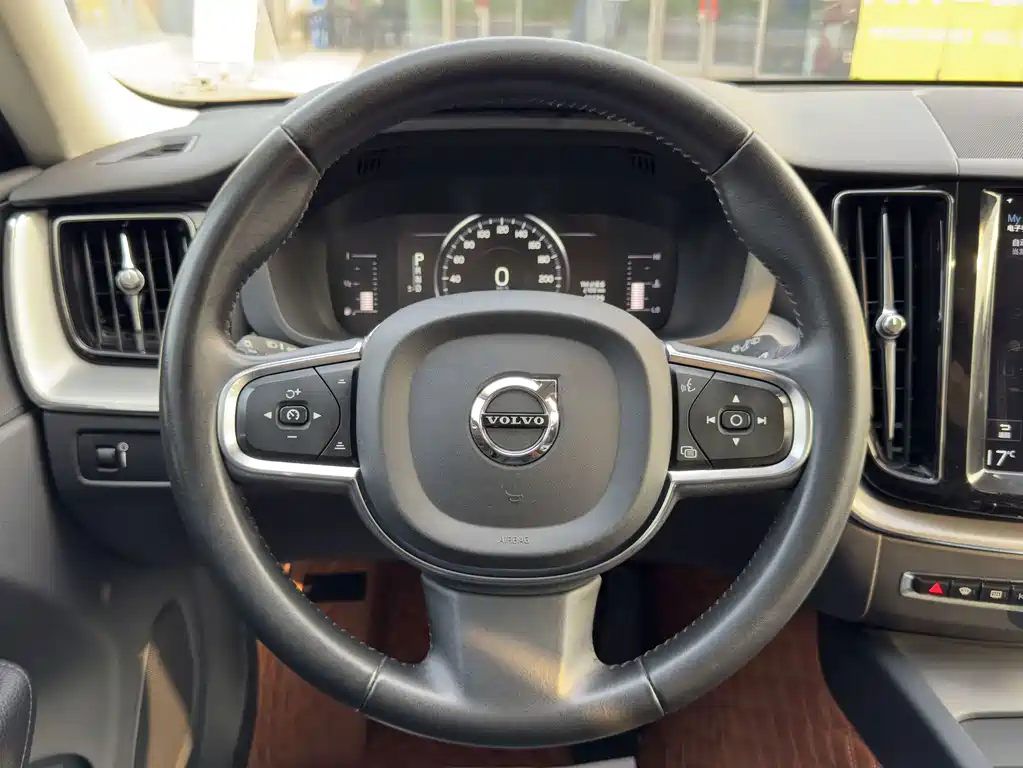 Volvo XC60 — фото 7
