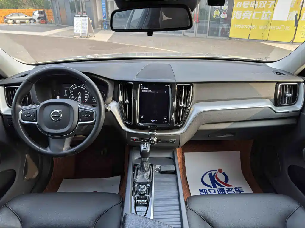 Volvo XC60 — фото 10