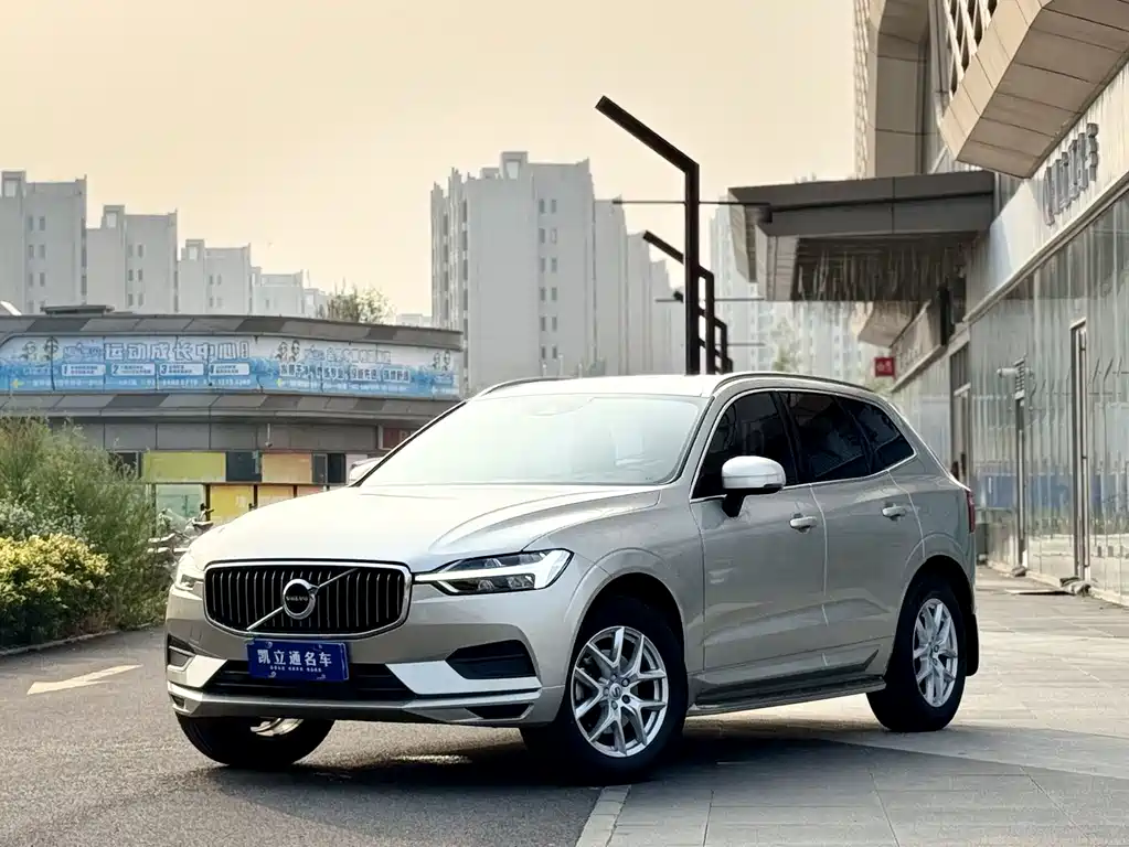 Volvo XC60 — фото 1