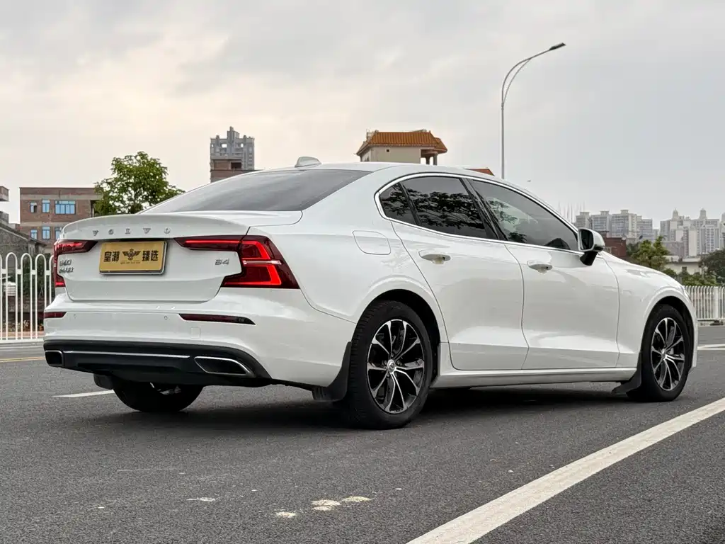Volvo S60 — фото 20