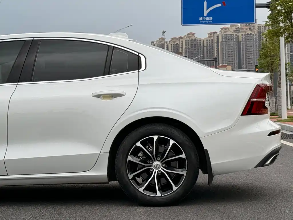 Volvo S60 — фото 36