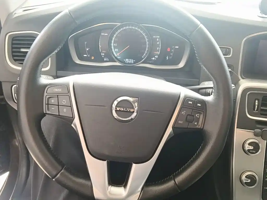Volvo S60 — фото 11