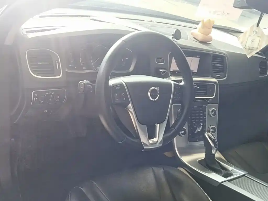 Volvo S60 — фото 10