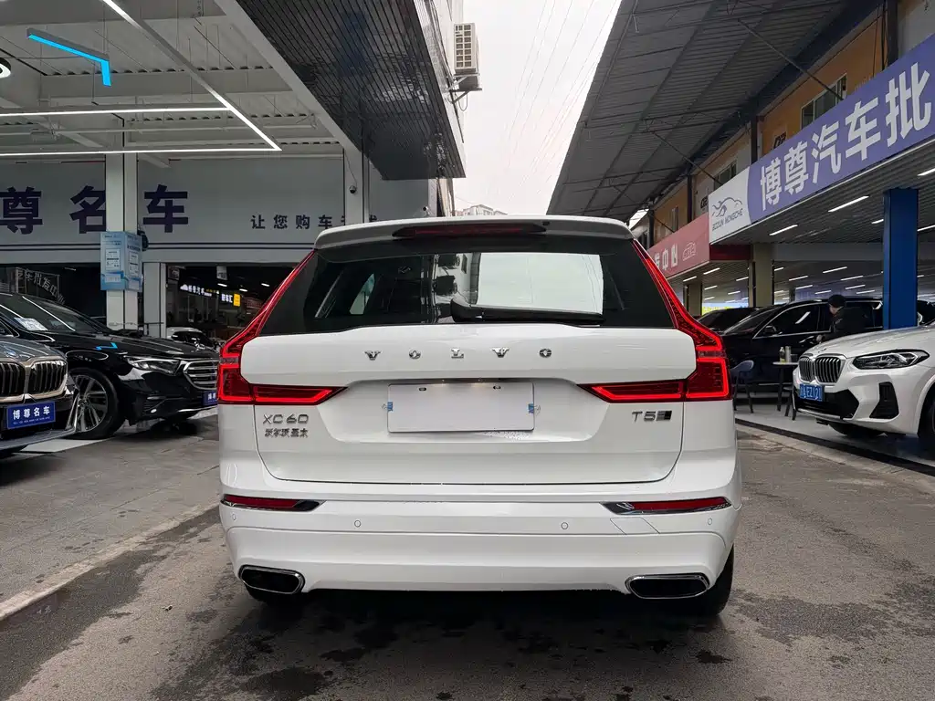 Volvo XC60 — фото 23