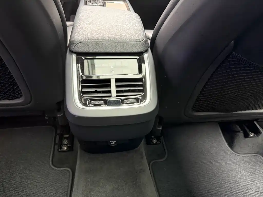 Volvo XC60 — фото 9