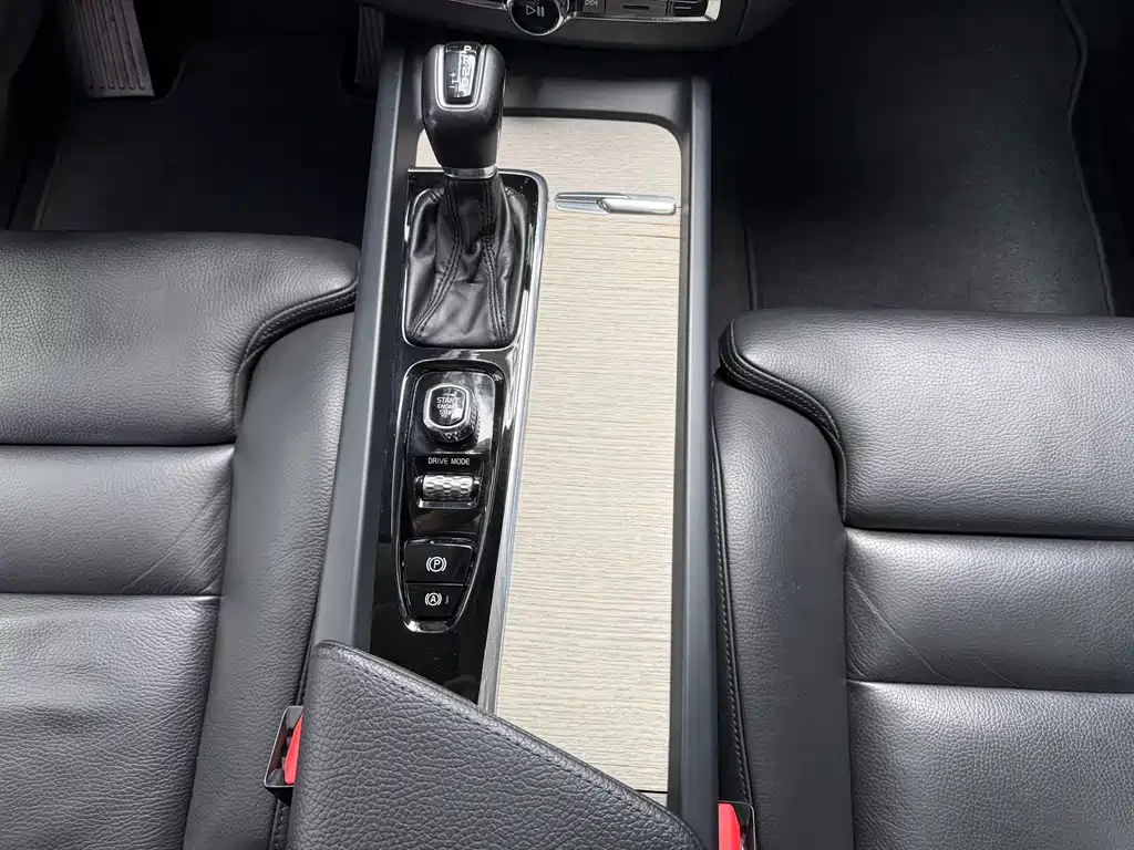 Volvo XC60 — фото 10