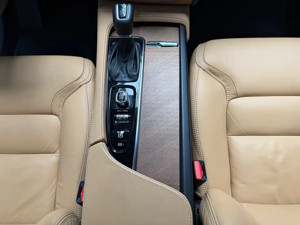 Volvo XC90 — фото 10