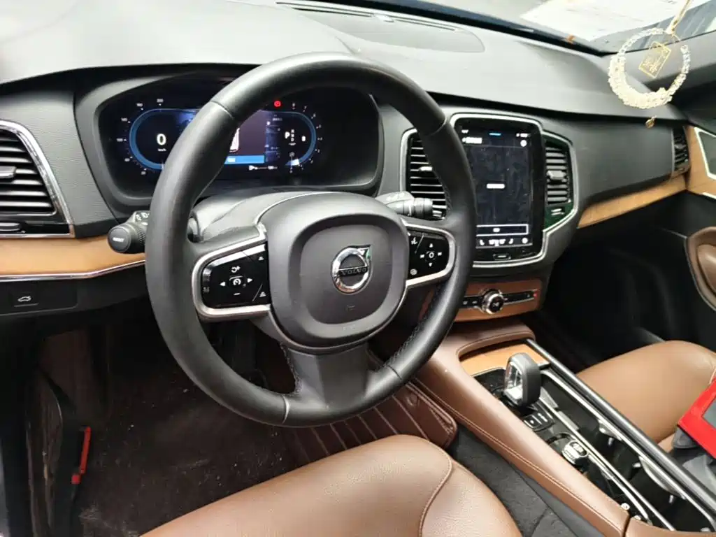Volvo XC90 — фото 11