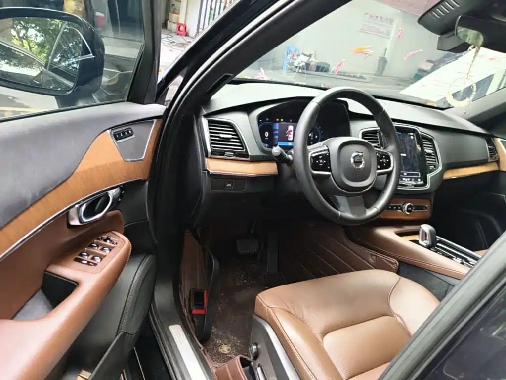 Volvo XC90 — фото 16