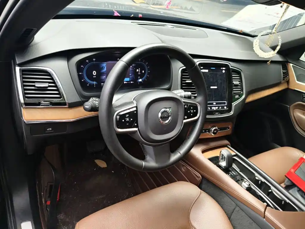 Volvo XC90 — фото 10
