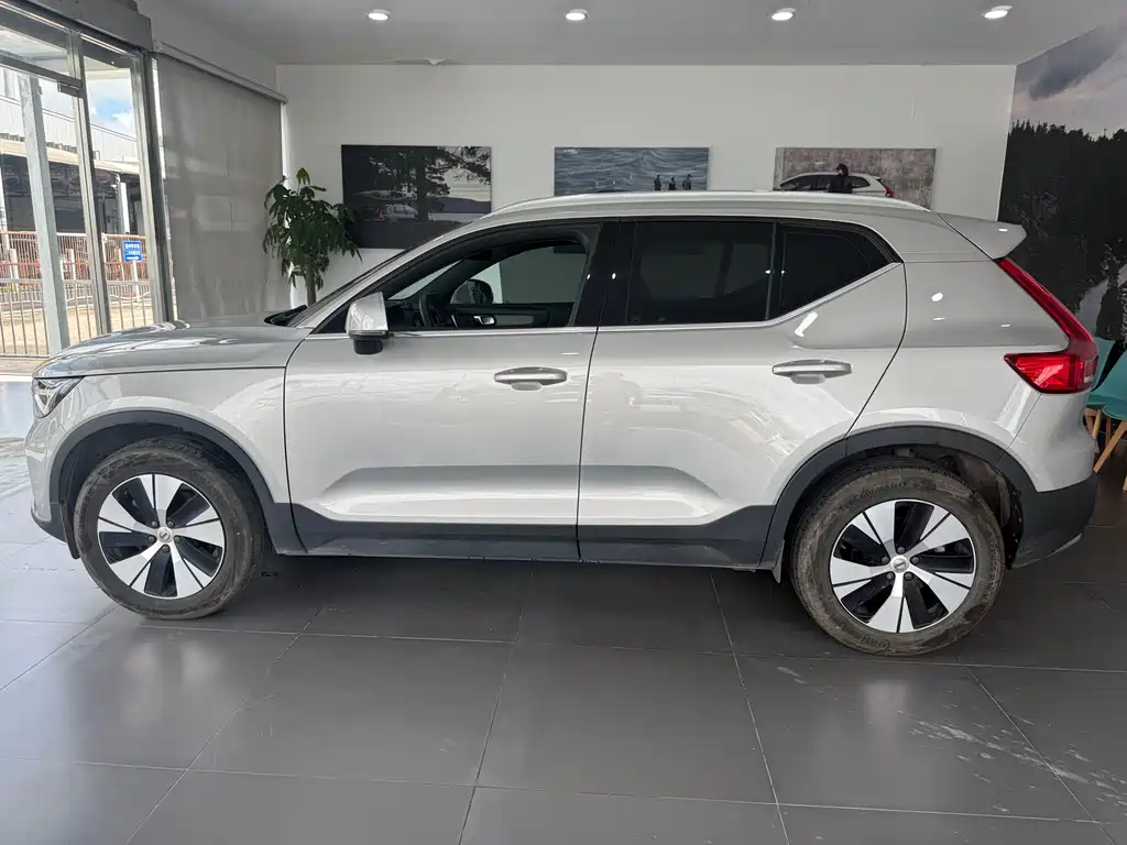 Volvo XC40 — фото 5
