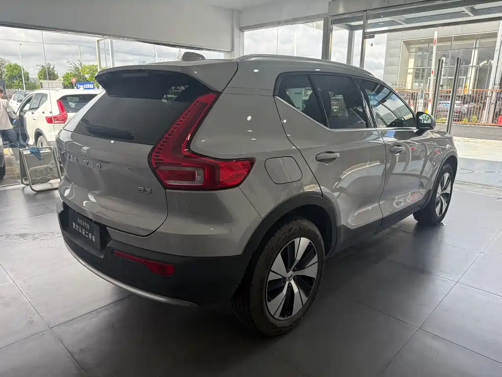 Volvo XC40 — фото 8