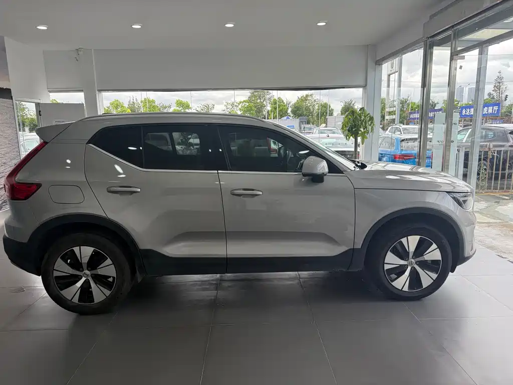 Volvo XC40 — фото 4