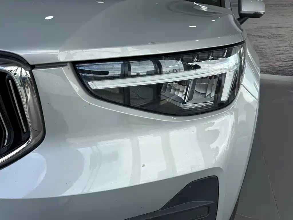 Volvo XC40 — фото 8