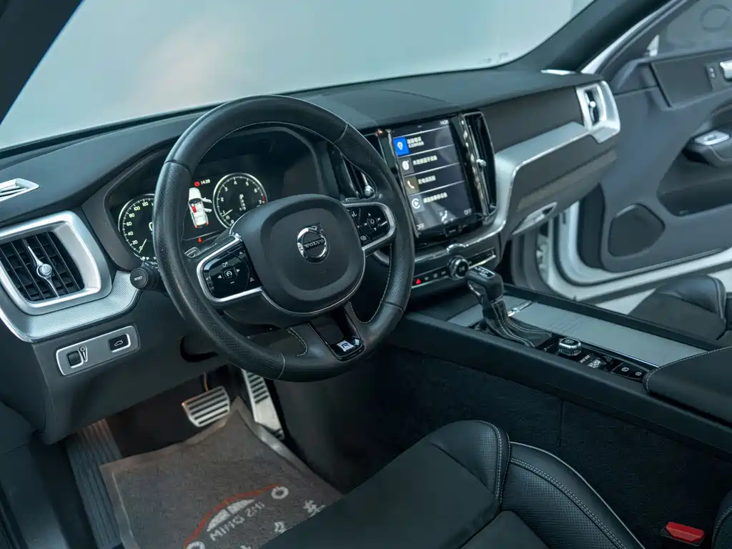 Volvo XC60 — фото 6