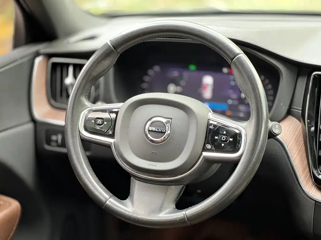 Volvo XC60 — фото 7