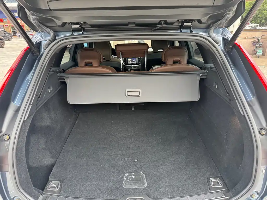 Volvo XC60 — фото 11
