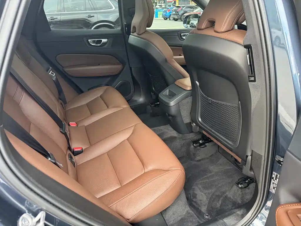 Volvo XC60 — фото 13
