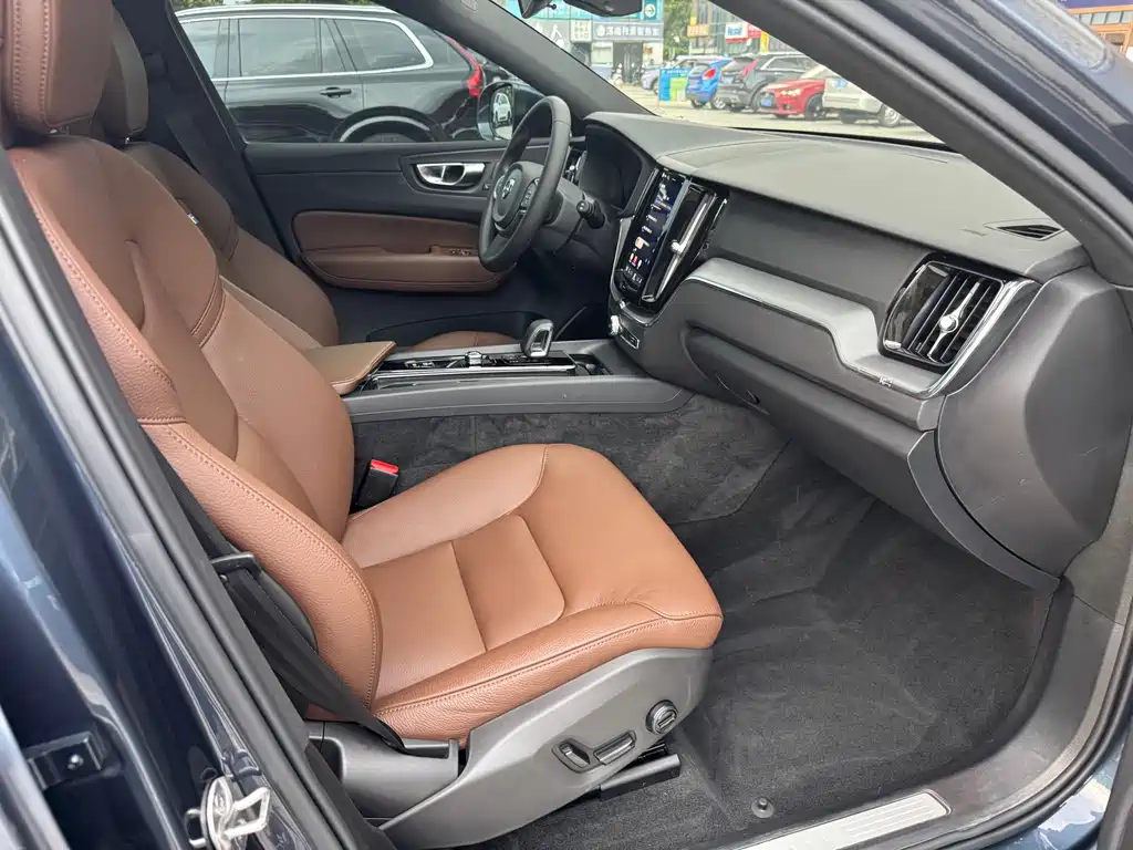 Volvo XC60 — фото 14