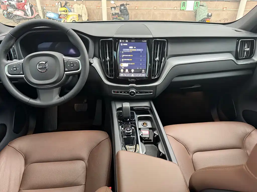 Volvo XC60 — фото 10