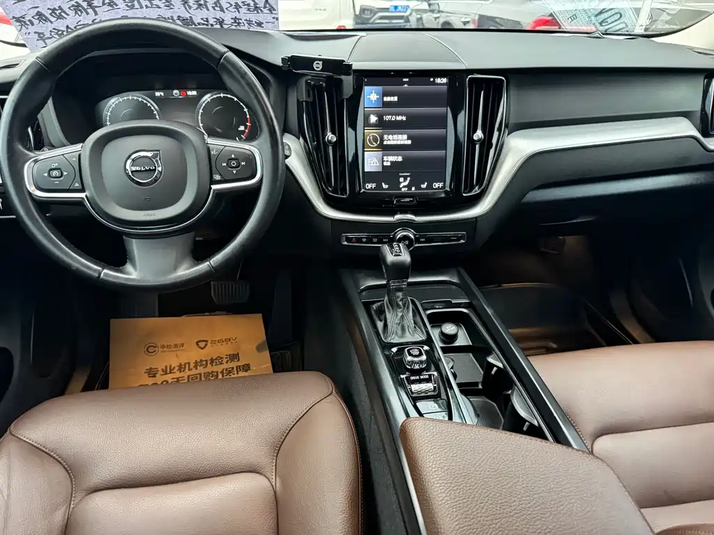 Volvo XC60 — фото 11