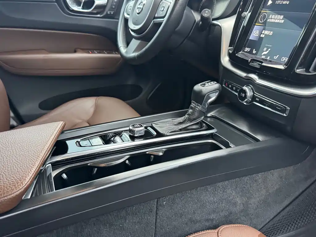 Volvo XC60 — фото 14
