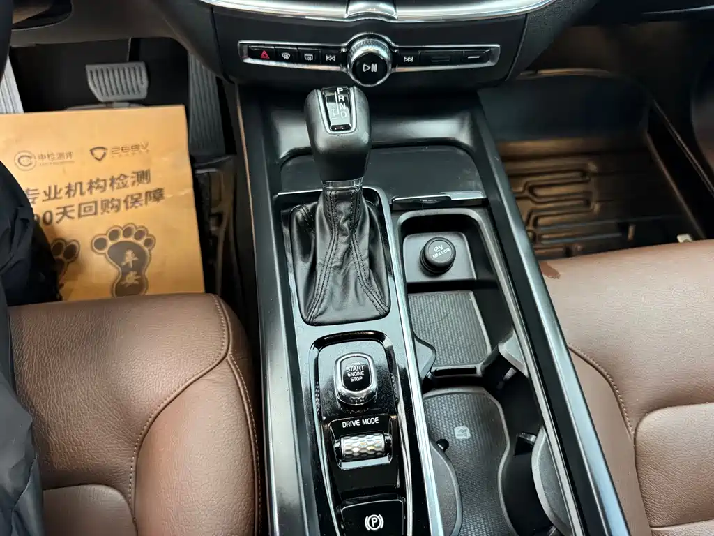 Volvo XC60 — фото 10