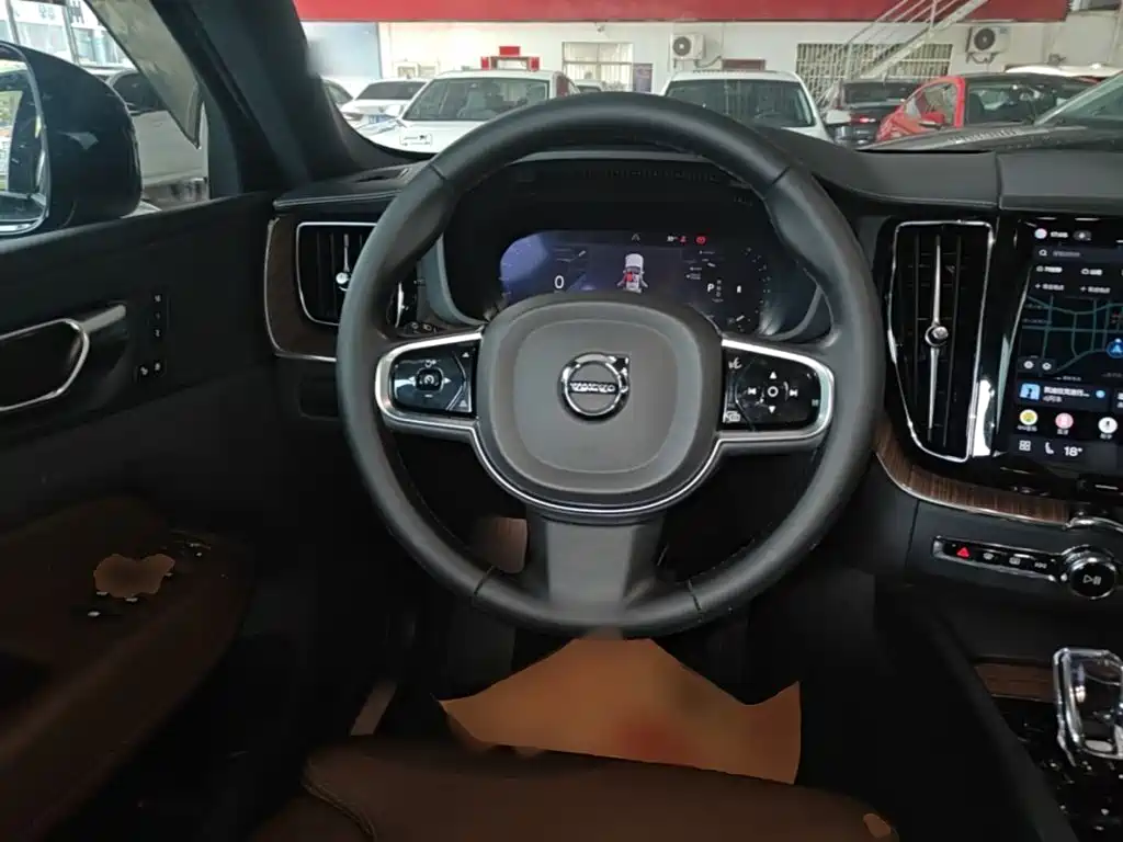 Volvo XC60 — фото 11