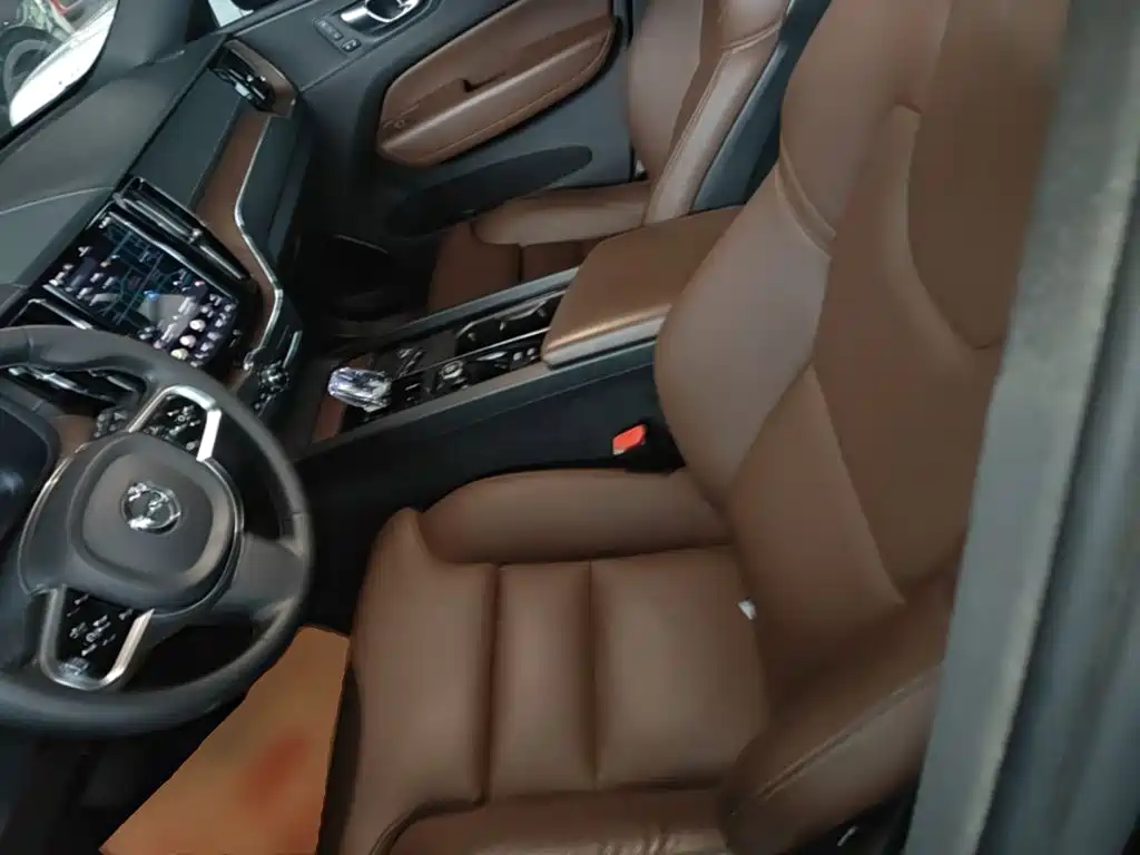 Volvo XC60 — фото 15
