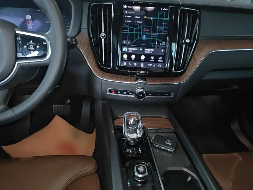 Volvo XC60 — фото 10