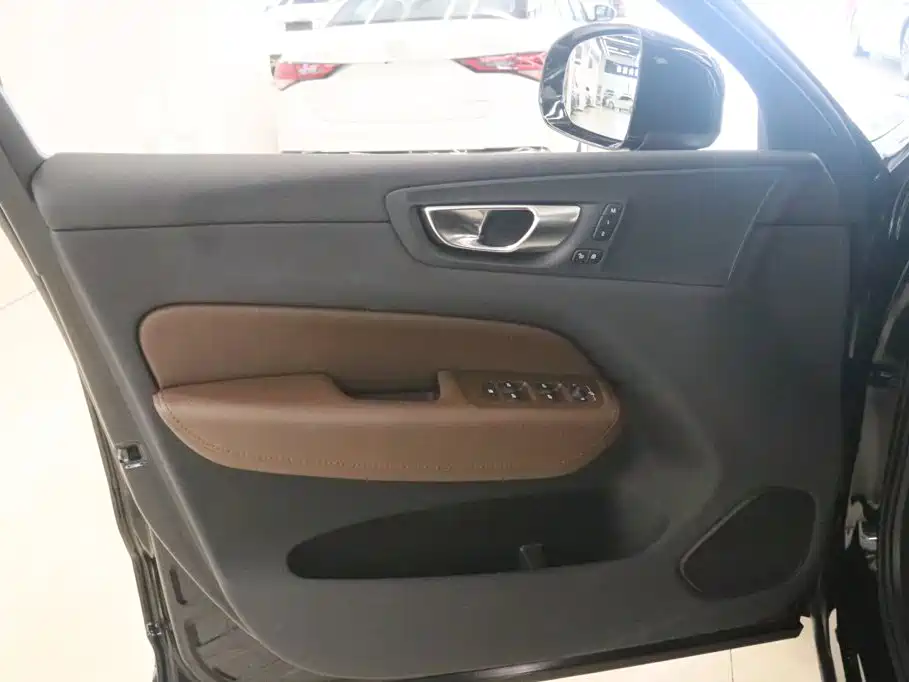 Volvo XC60 — фото 13