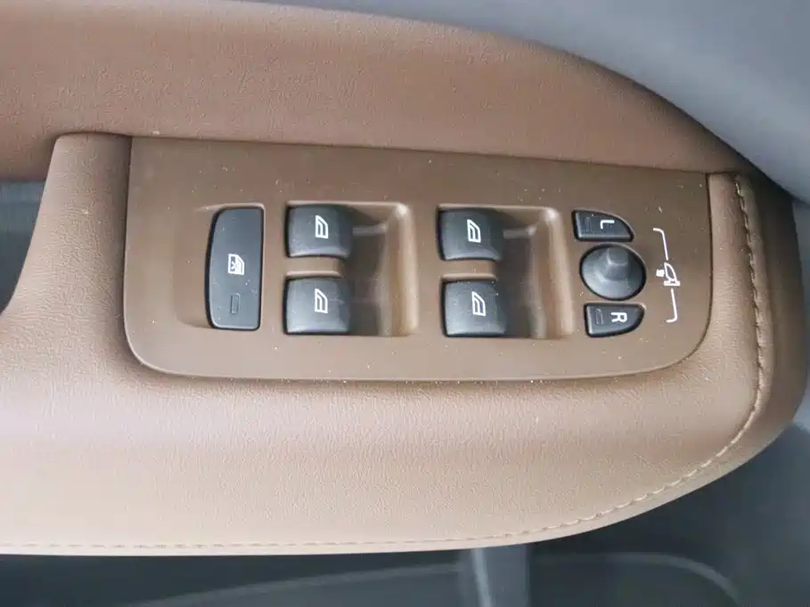 Volvo XC60 — фото 14