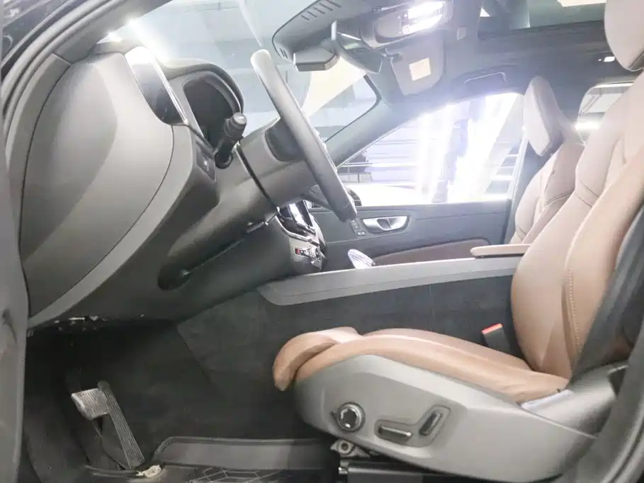 Volvo XC60 — фото 15