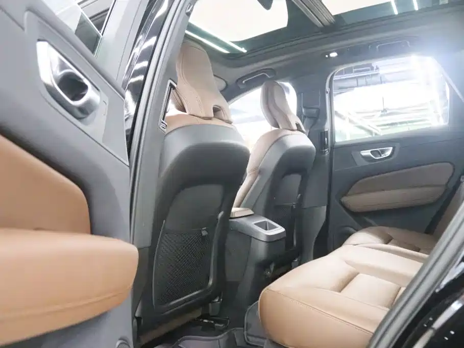 Volvo XC60 — фото 17