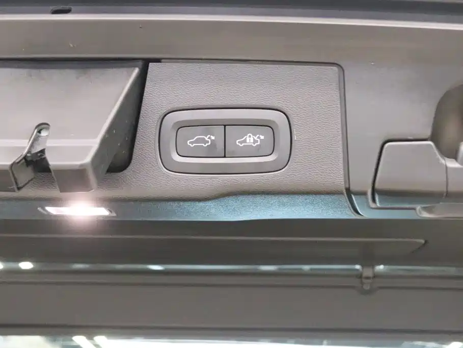 Volvo XC60 — фото 19