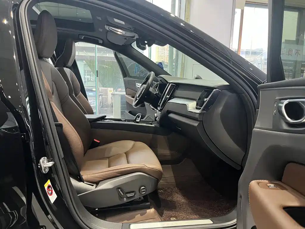 Volvo XC60 — фото 11