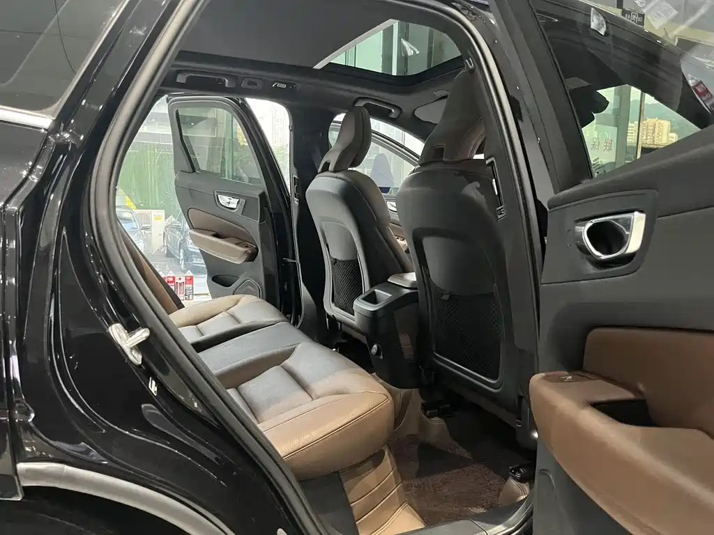 Volvo XC60 — фото 13