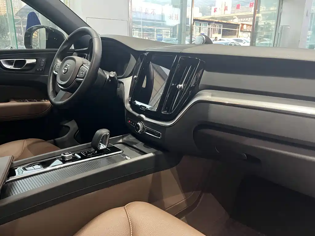 Volvo XC60 — фото 14